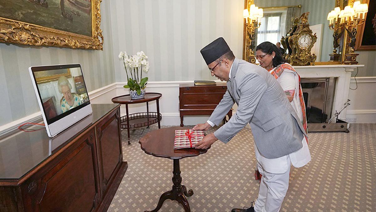 बेलायती महारानीसमक्ष ओहोदाको प्रमाणपत्र पेश